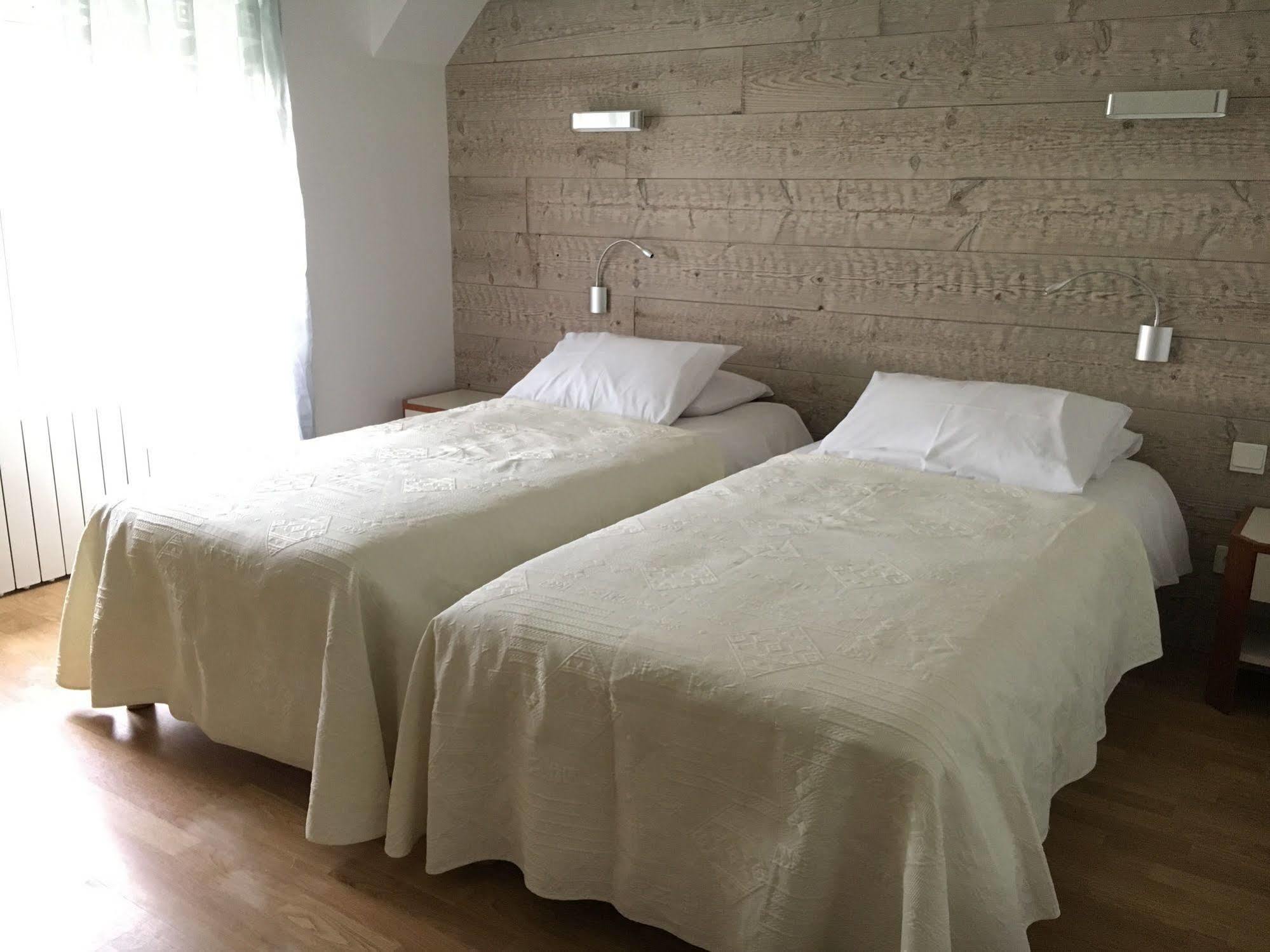 Logis Hotel "Ici M'Aime" Rouvray  外观 照片