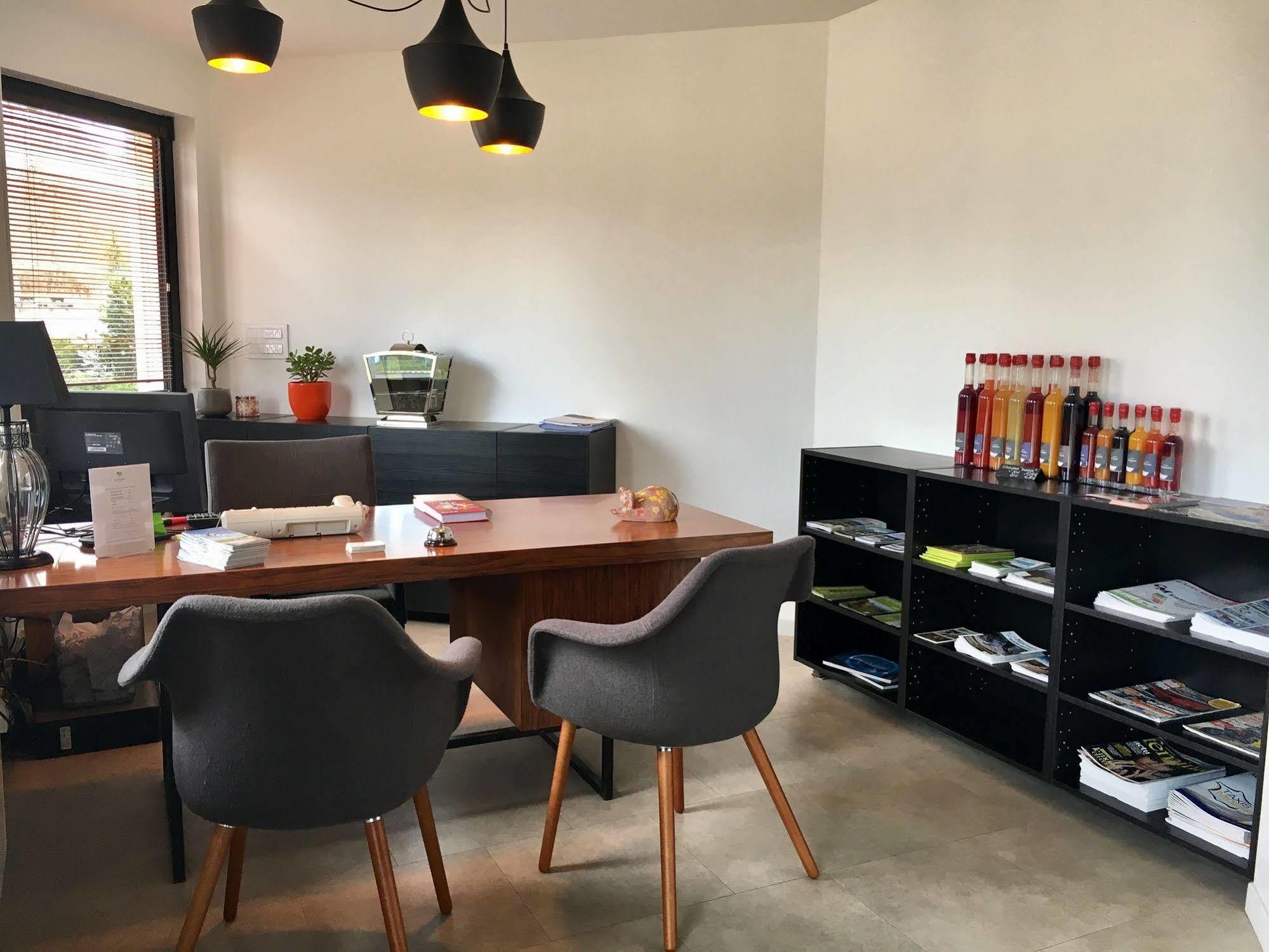 Logis Hotel "Ici M'Aime" Rouvray  外观 照片