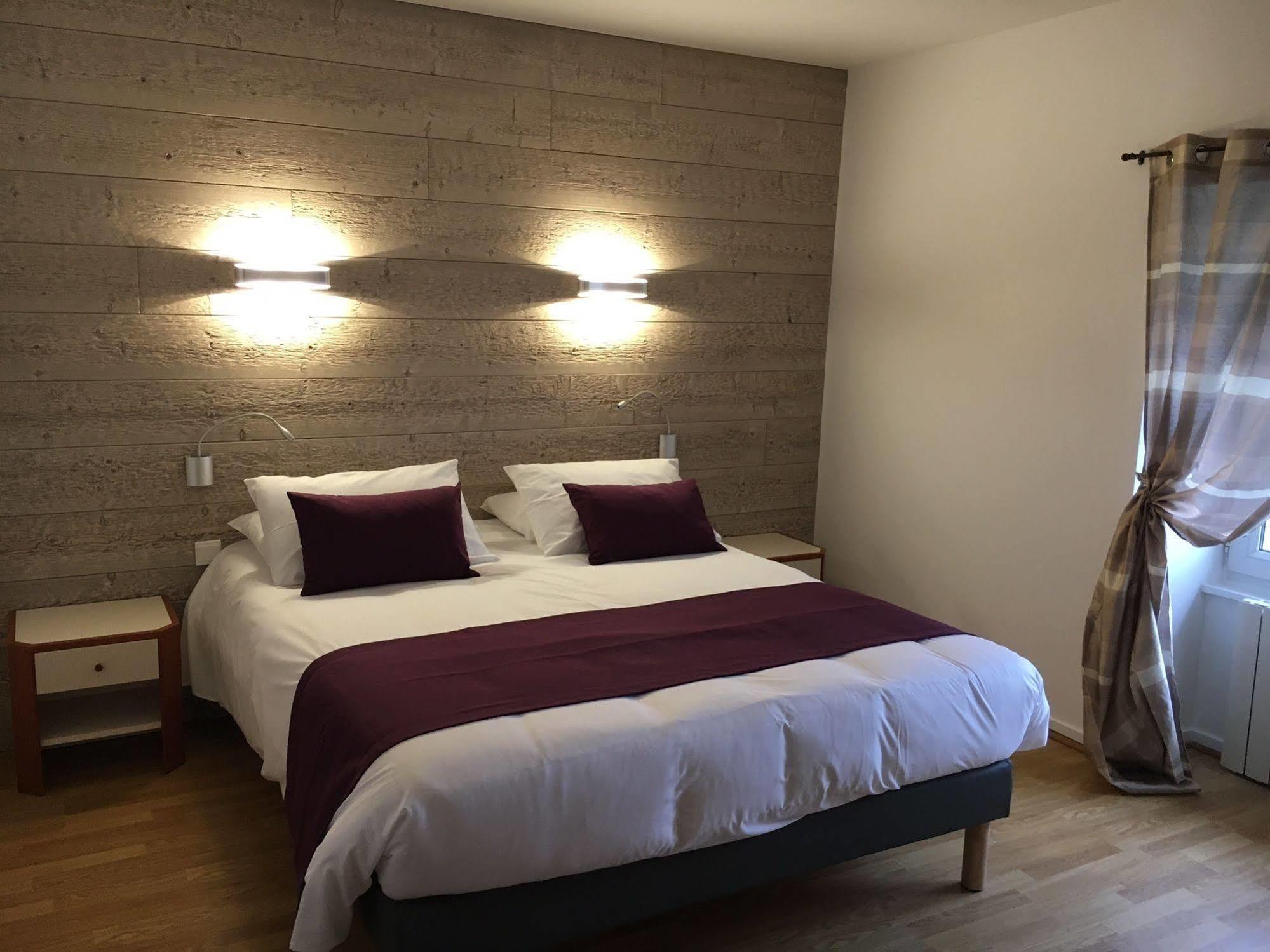 Logis Hotel "Ici M'Aime" Rouvray  外观 照片