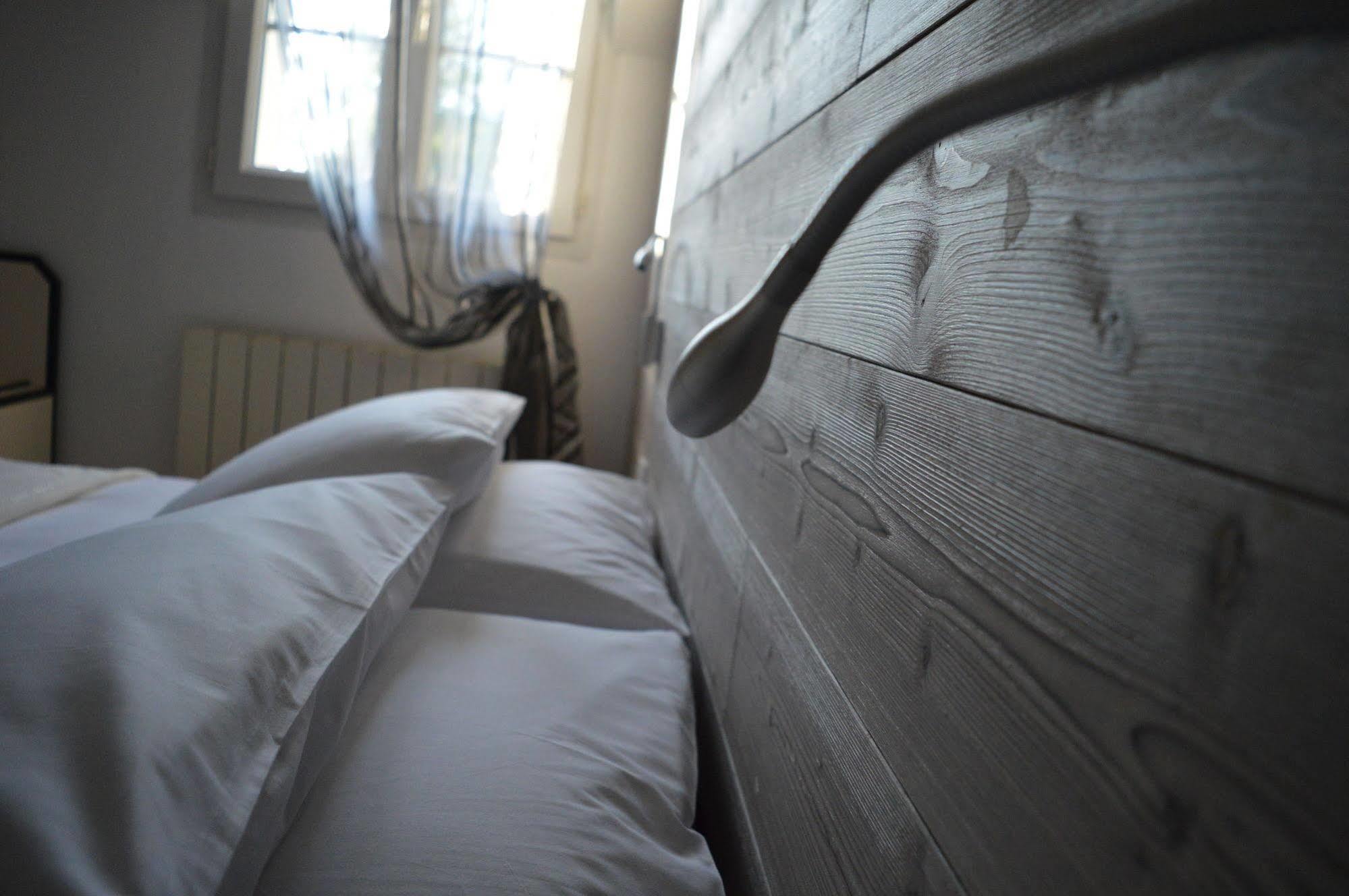 Logis Hotel "Ici M'Aime" Rouvray  外观 照片